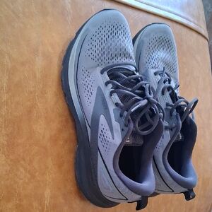 Brooks Men's Gray Athletic Shoes